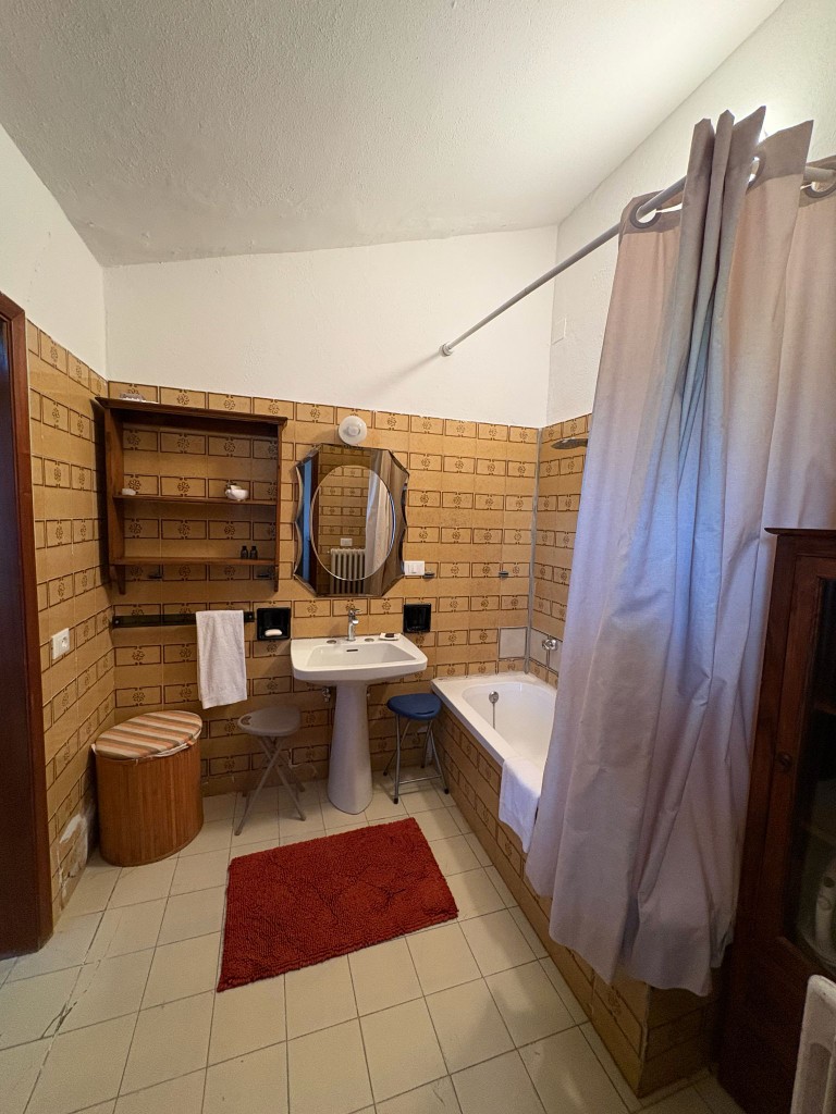 Bagno tradizionale con vasca e piastrelle toscane a Villa Talciona