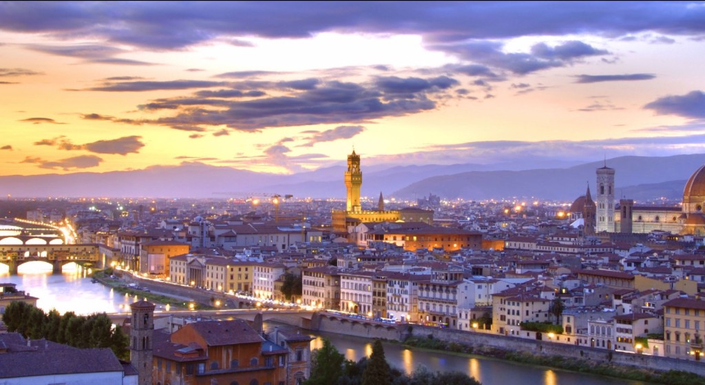 Vista panoramica al tramonto di Firenze con il Duomo, Ponte Vecchio e fiume Arno