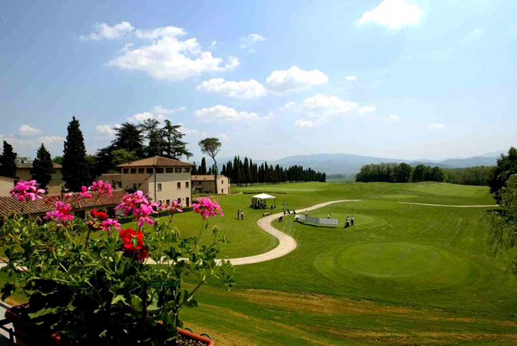 Campo da golf in Toscana con villa e cipressi, vicino a Villa Talciona