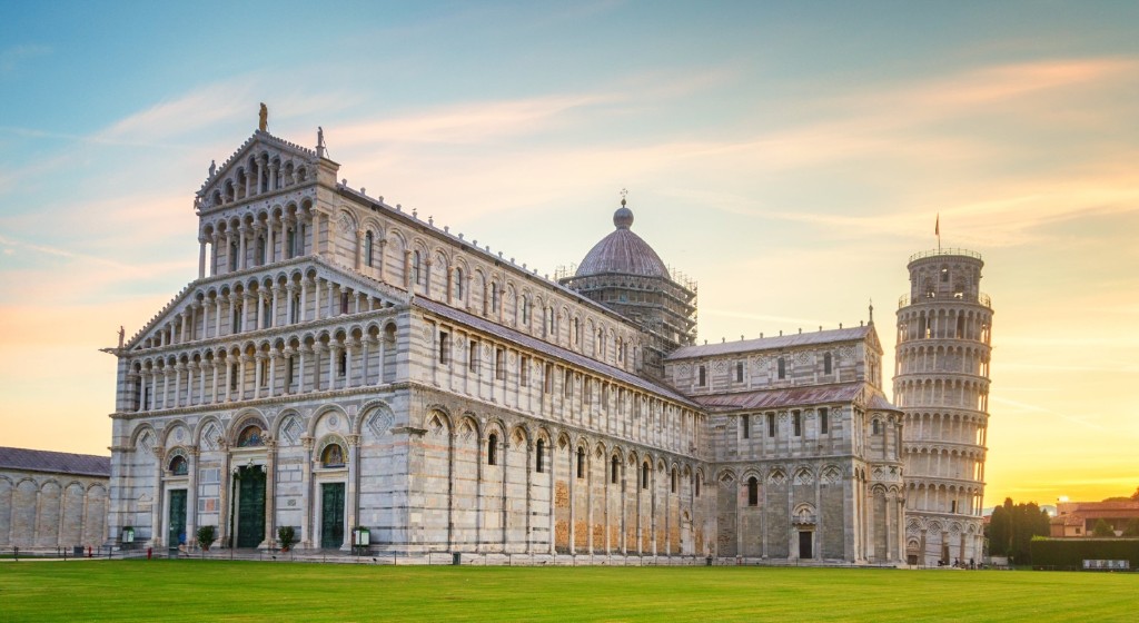 Duomo di Pisa e Torre Pendente in Piazza dei Miracoli al tramonto