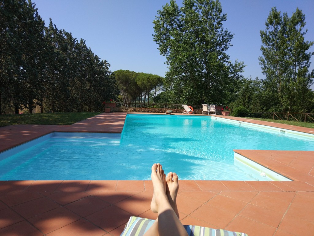 Piscina privata a Villa Talciona con terrazza in cotto, acqua turchese e vista sulle colline