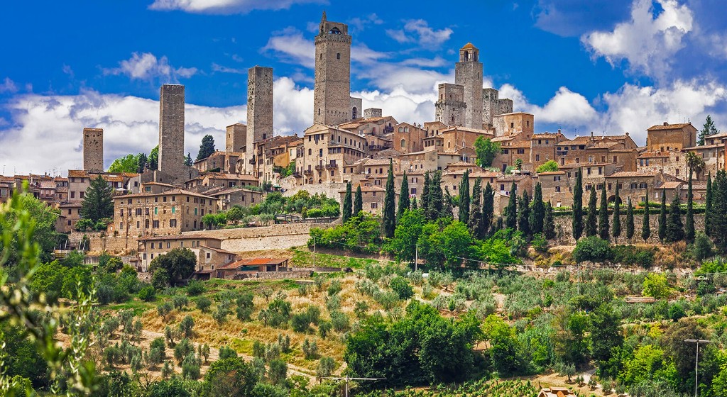 Torri medievali di San Gimignano tra uliveti e cipressi