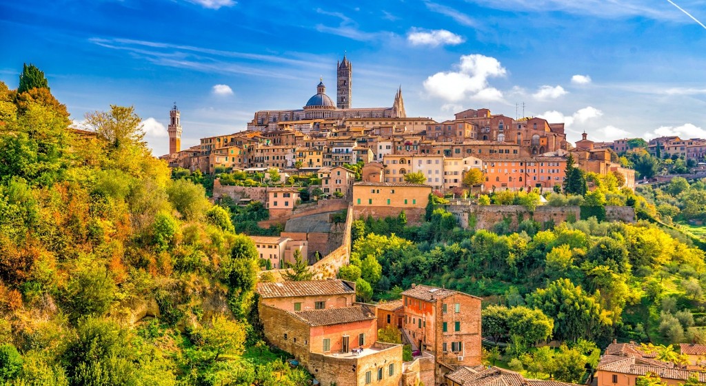 Vista panoramica di Siena con il Duomo e la Torre del Mangia sulla collina, Toscana