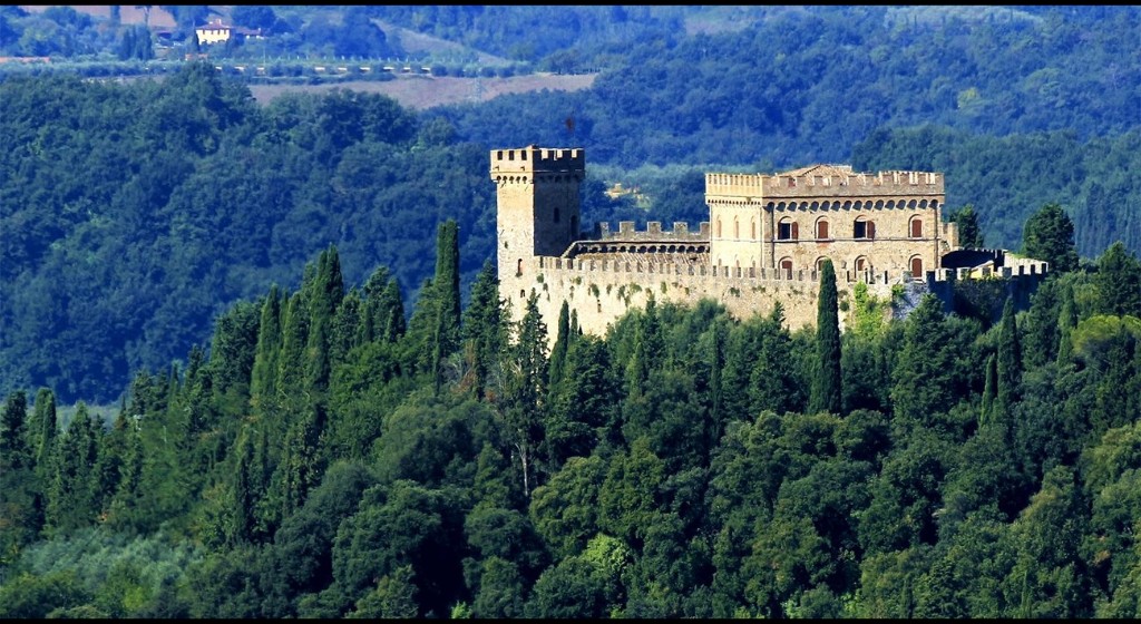 Castello di Strozzavolpe, fortezza medievale circondata dal bosco toscano