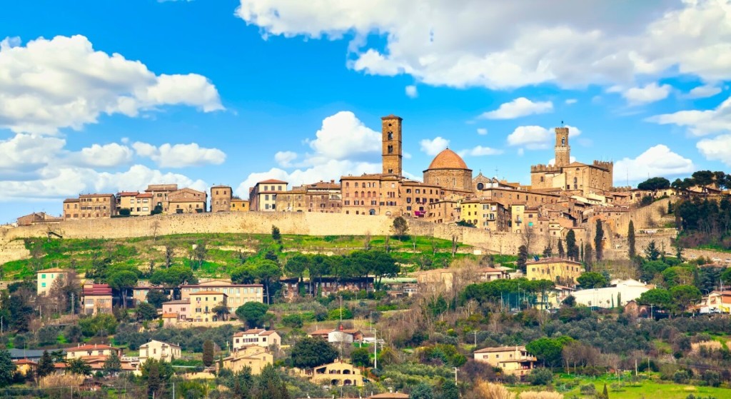 Antica citta collinare di Volterra con mura in pietra e tetti in cotto